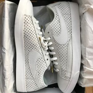 NEW Nike white sneakers!